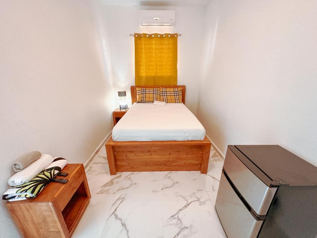 圣胡安OMERO Ocean Park的小房间设有一张小床和一张桌子