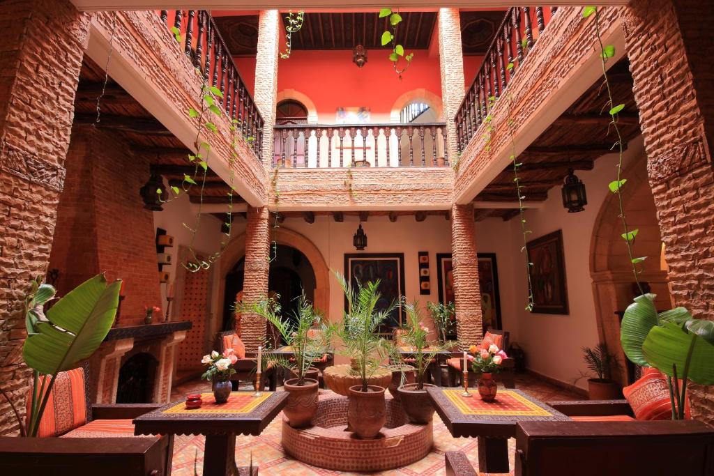 索维拉里亚德南屋酒店的一座庭院,楼内种有桌子和植物