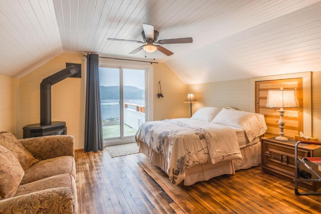 艾伯尼港Outdoor Lovers的一间卧室配有一张床和吊扇