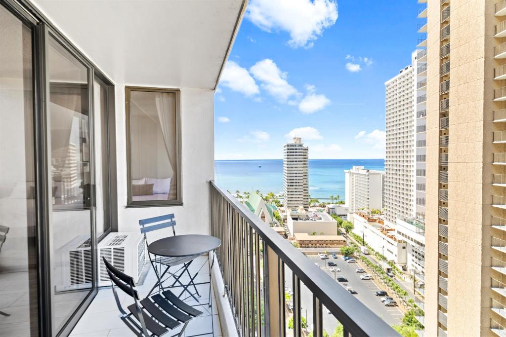 檀香山Ocean View Suite, Near Beach & Free Parking!的阳台配有椅子,享有海景。