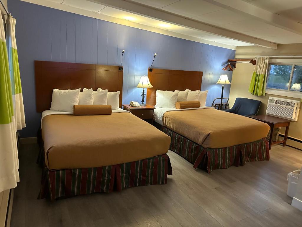 ClaremontClaremont Motor Lodge的酒店客房配有两张床和一张书桌