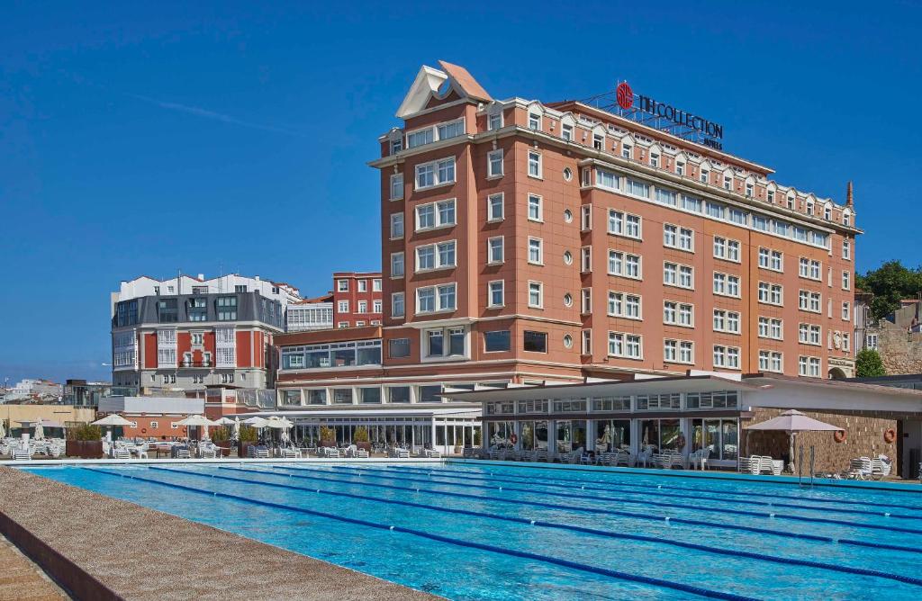 拉科鲁尼亚NH Collection A Coruña Finisterre的大楼前设有游泳池的酒店