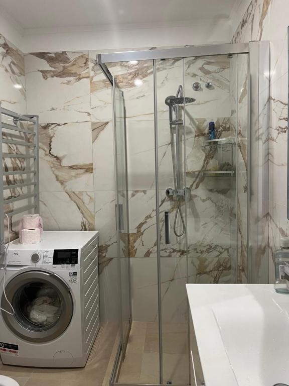 巴塞罗那La Meridian II的一间带洗衣机和淋浴的浴室
