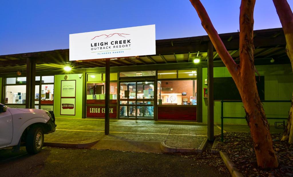 Leigh CreekLeigh Creek Outback Resort的一座有标志的建筑,上面有阅读花边图书馆研究的标志