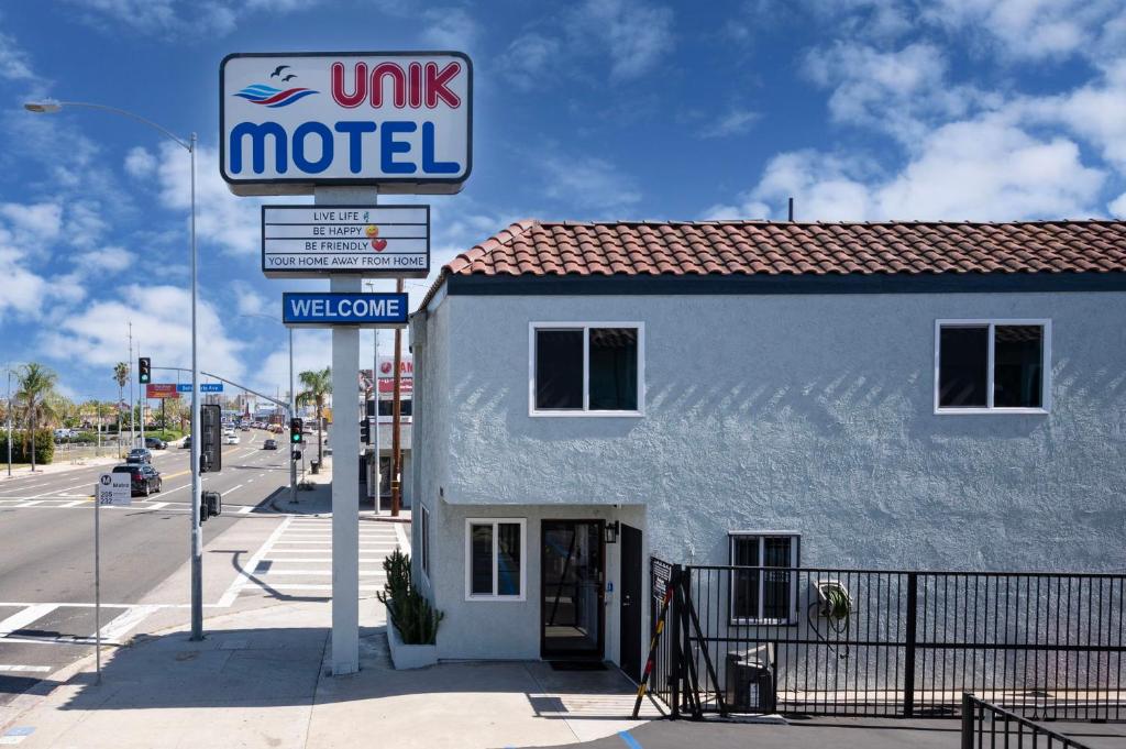 海港城Unik Motel的大楼前的统一州汽车旅馆标志