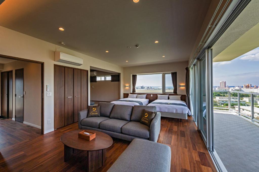 北谷町Private Condo Chatan Jagaru by Coldio Premium的酒店客房,配有床和沙发