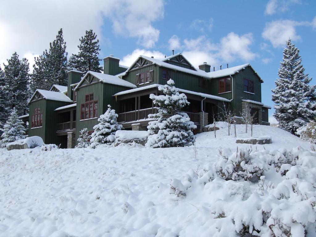 马姆莫斯湖Snowcreek Resort Vacation Rentals的前面有雪的绿色大房子