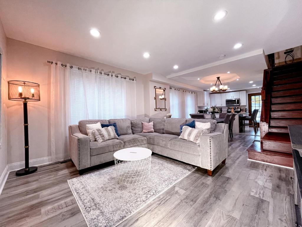 GlensideCheerful & Modern Home w/ a Walkout Deck Area的客厅配有沙发和桌子
