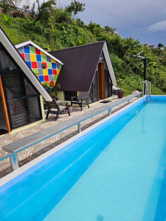宿务Guillen Plantaciones Resort Farm的一个带游泳池和房子的度假胜地