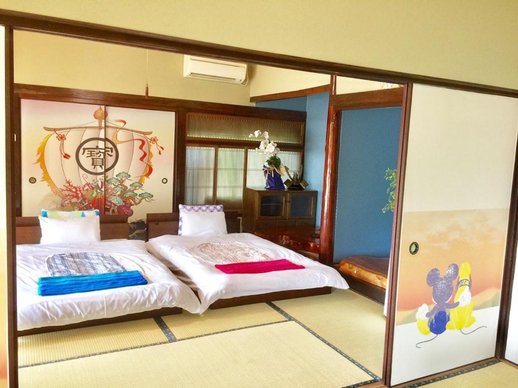 由布市天ゆふ(Ten Yufu)的一间卧室设有一张大床和玻璃墙