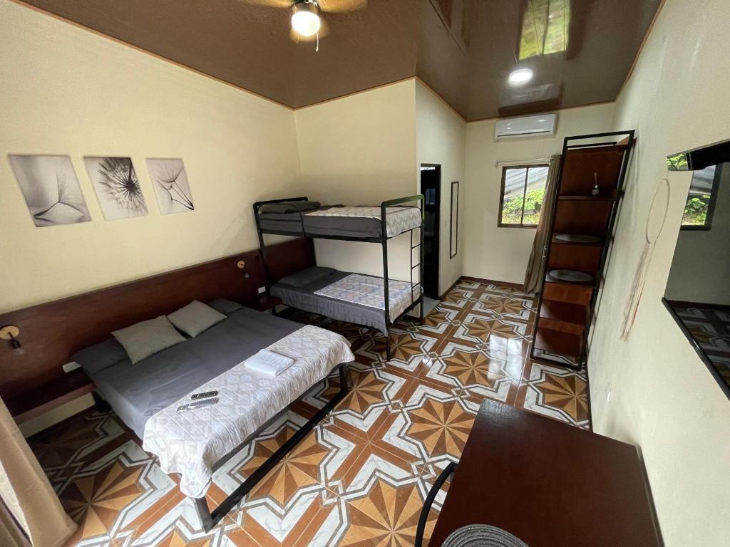 马塔帕洛POSADA MIRADIA的客房设有两张床和一张书桌