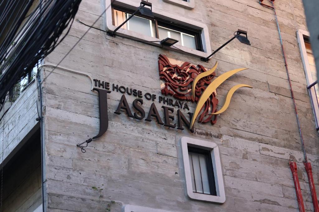 曼谷Jasaen Stylish Boutique Hotel的建筑的一边有龙的标志