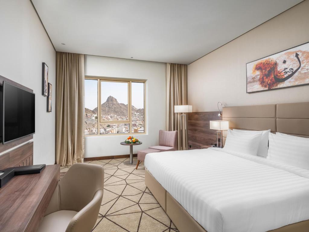 麦加Wirgan Hotel Al Nour的酒店客房,配有床和电视
