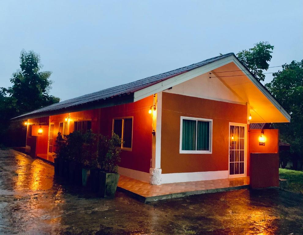 Ban Sam Bai Thao的雨中的小房子,灯火通明