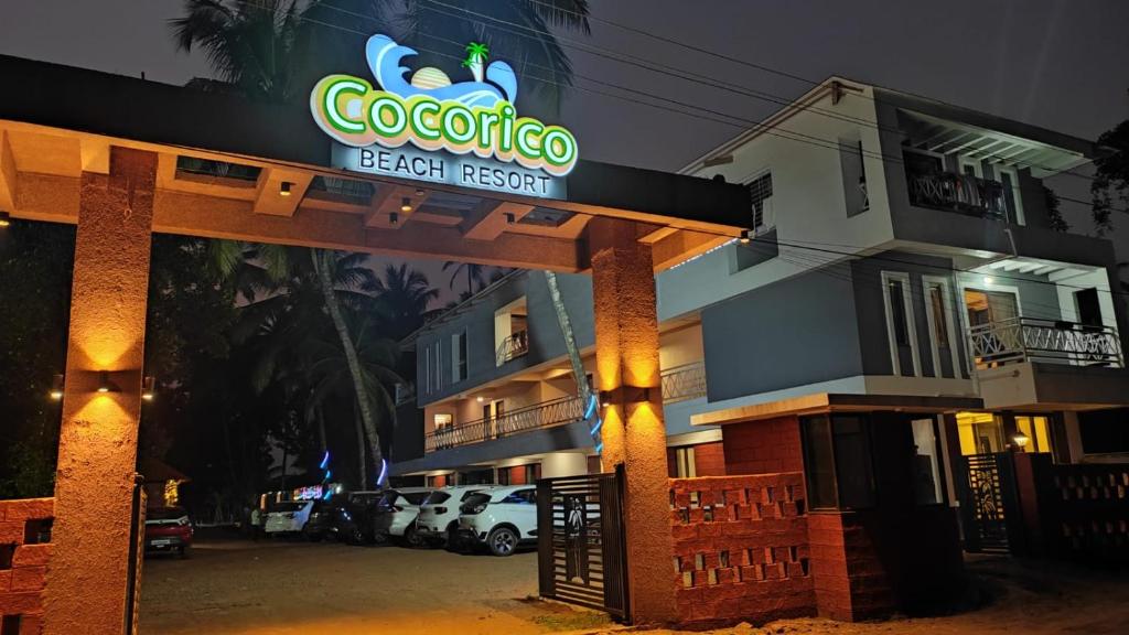 达博利Cocorico Beach Resort的带有读Coopoco海滩度假村的标志的酒店