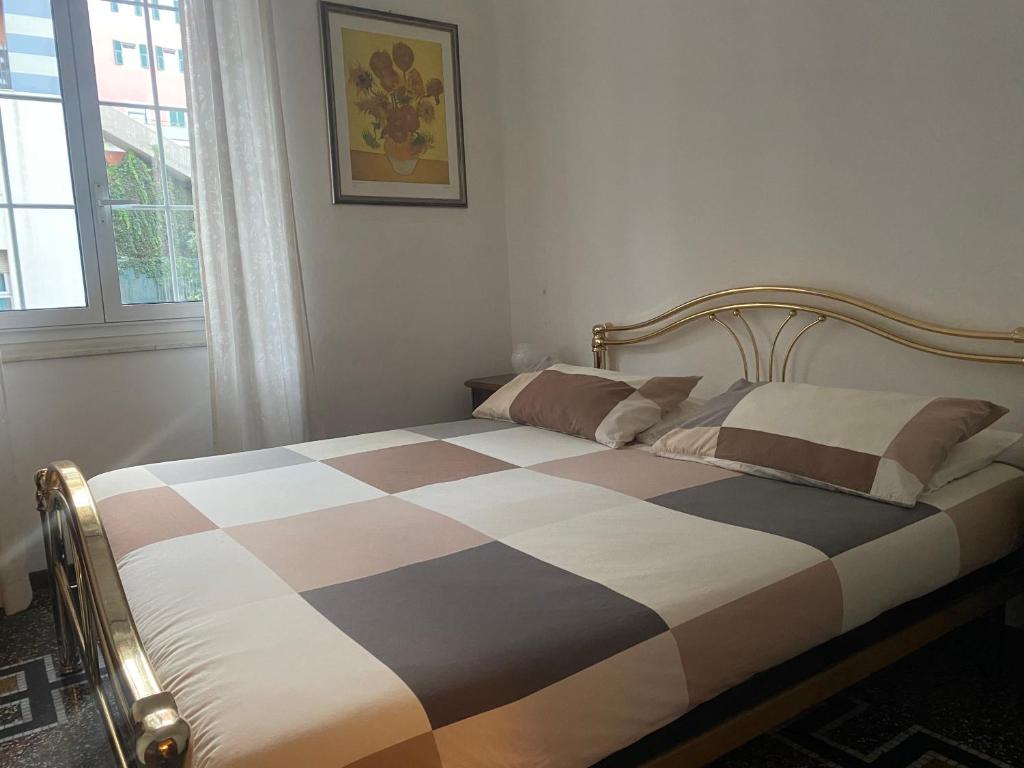 热那亚LEONE VACANZE的一间卧室配有一张带 ⁇ 子毯子的床