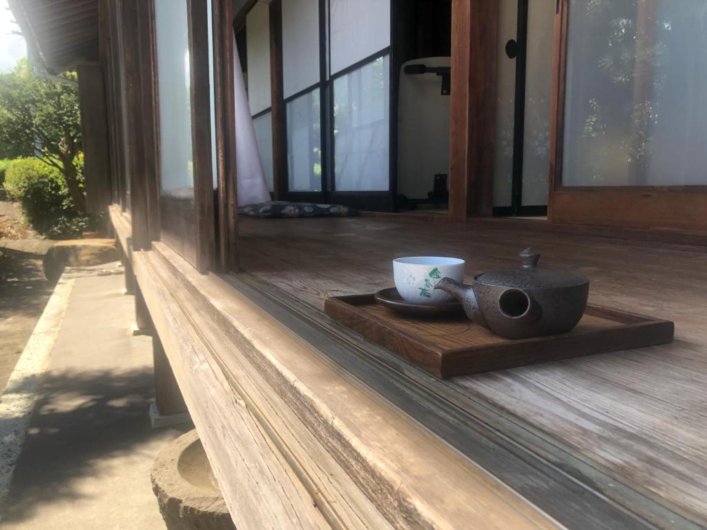 岛田農家民宿　佐京園的门廊上木托盘上的咖啡杯