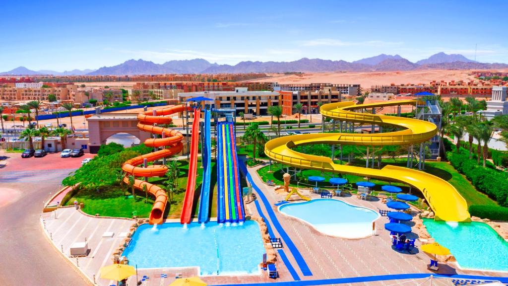 沙姆沙伊赫Pickalbatros Royal Moderna Sharm "Aqua Park"的一个带水滑梯的大型水上公园