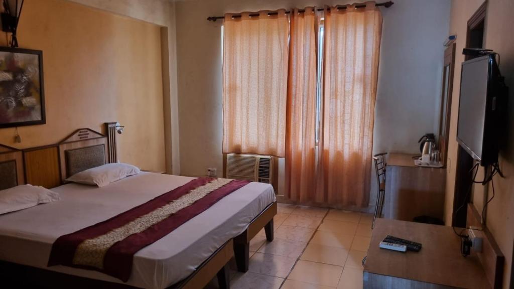 Vasco Da GamaHOTEL CITADEL的酒店客房,配有床和电视