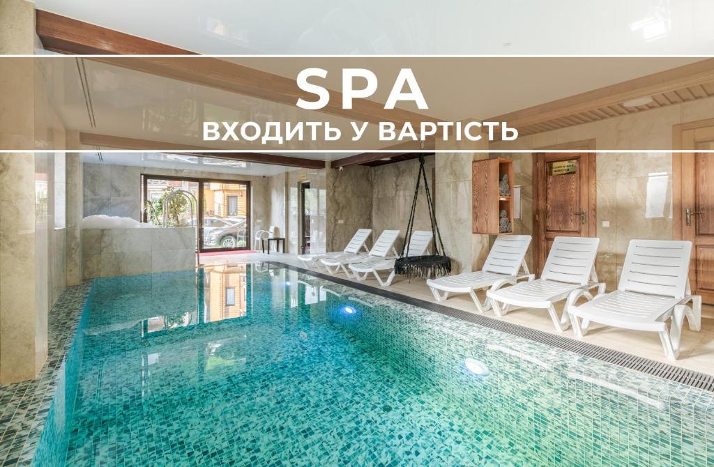布克维Villa Morishka & SPA的一座带椅子的游泳池和一座位于大楼内的水疗中心