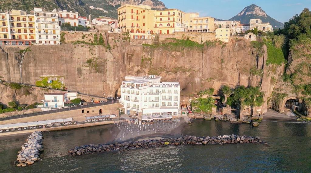 梅塔Hotel Giosue' a mare的城市旁边的水中建筑
