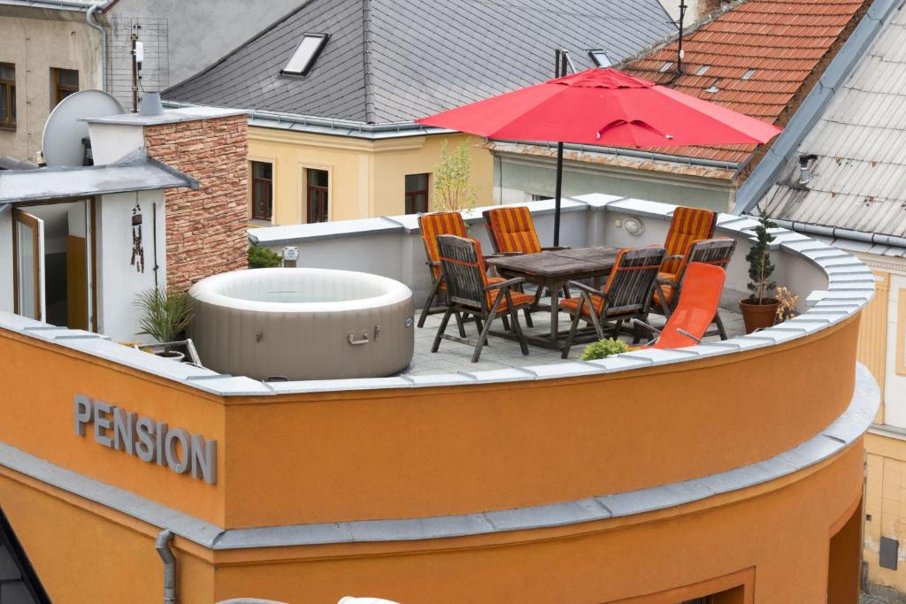 特热什季拉桑纳旅馆的屋顶阳台配有桌椅