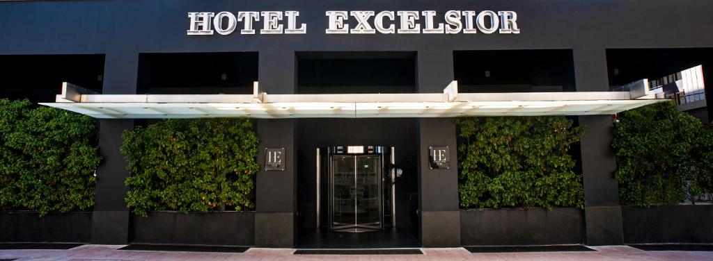 巴里Hotel Excelsior Bari的建筑物前有旋转门的建筑物