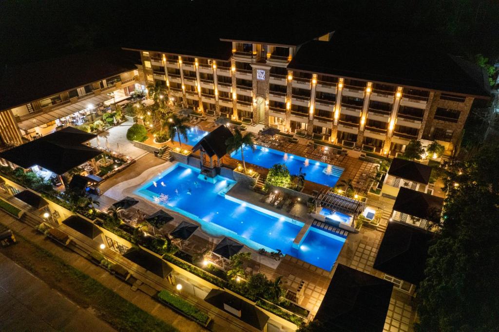 科隆科伦维斯顿度假酒店的享有酒店空中景色,晚上设有游泳池