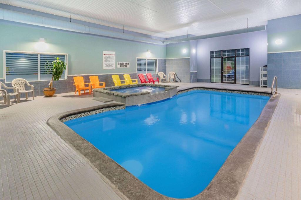 康沃尔康沃尔速8酒店的蓝色的大游泳池,位于酒店客房内