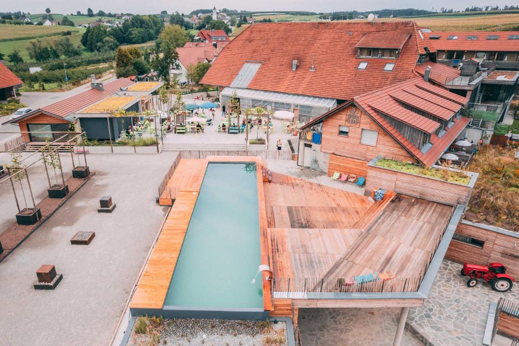 拉芬斯堡Gut Hügle Erlebnishof的城市游泳池的顶部景观