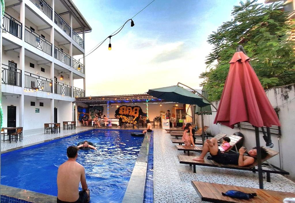 万荣Vang Vieng Backpackers Hostel的一群人在酒店的游泳池里