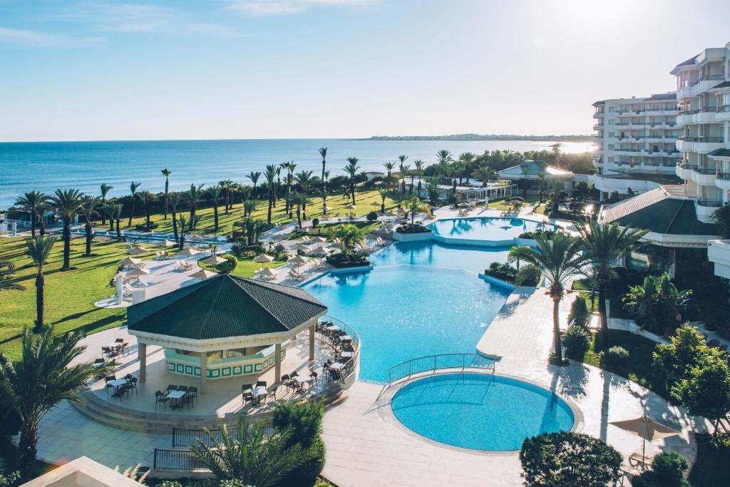 马赫迪耶Iberostar Selection Royal El Mansour的享有带游泳池的度假村的空中景致