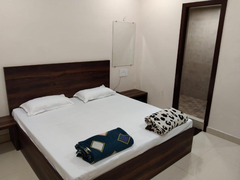 阿姆利则Hotel Bindra Paradise 800 Meter From Golden Temple的床上摆着两袋子的床