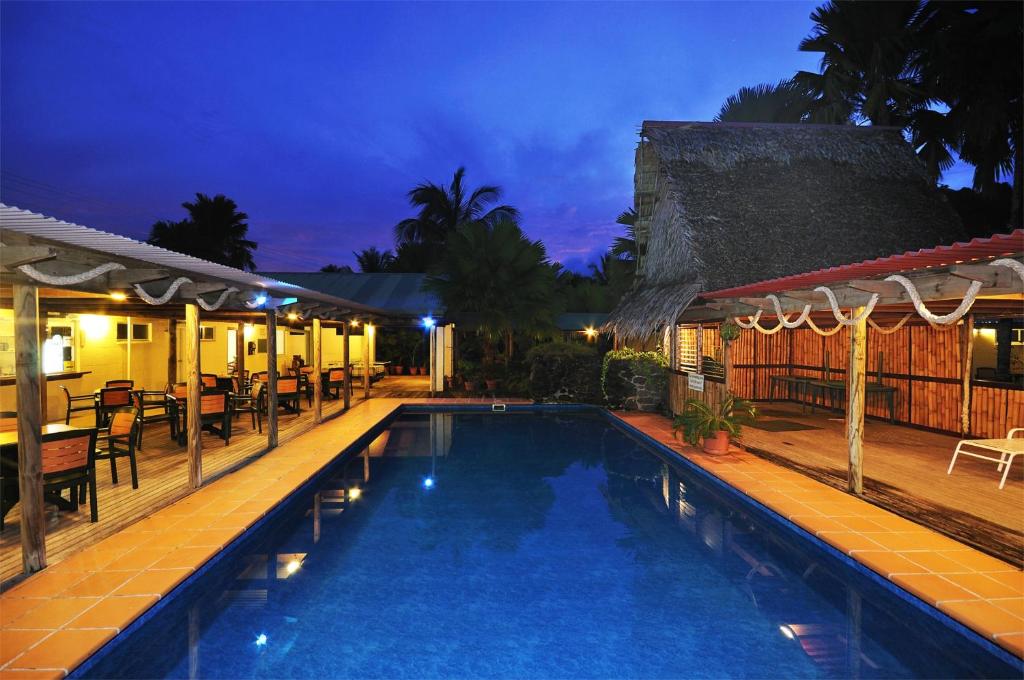 叶盘科斯雷鹦鹉螺度假酒店的夜间在度假村前的游泳池