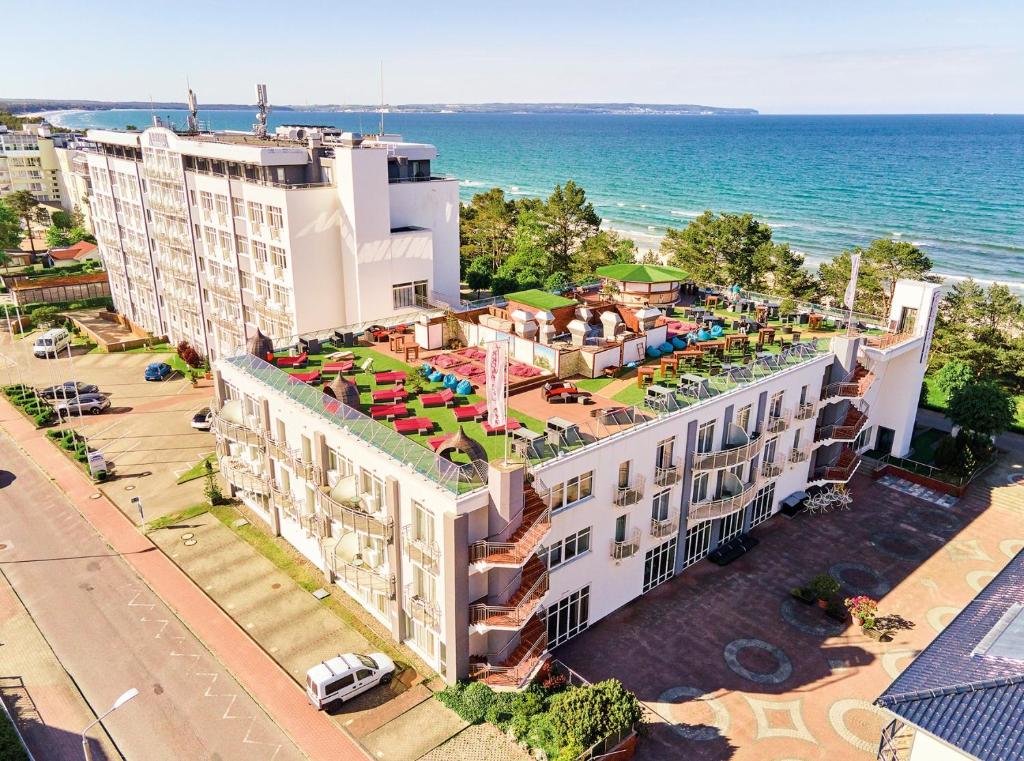 宾茨Arkona Strandhotel的海滩上酒店空中景色