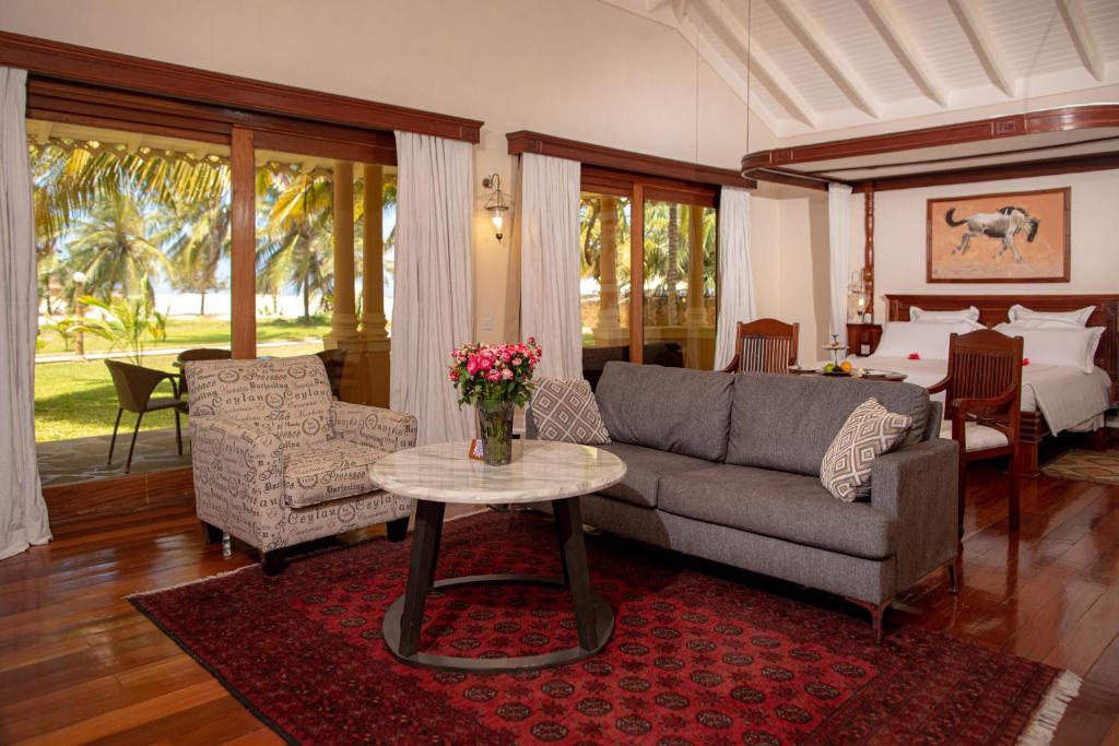 马林迪Ocean Beach Resort & Spa ASTON Collection Hotels的客厅配有沙发和桌子