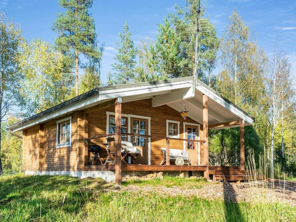 KortteinenHoliday Home Niemenkärki- vaikon loma 8 by Interhome的树林中的小木屋,带围墙门廊
