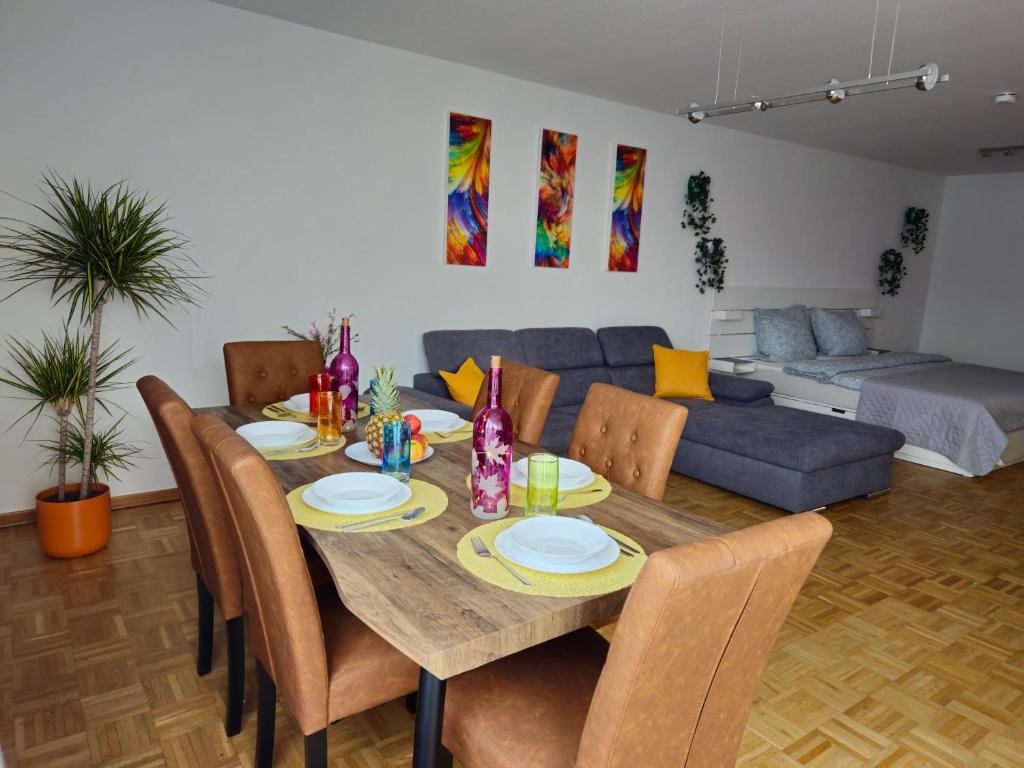 EssenFelde SLP 3- Zimmer Ferienwohnung in Essen- Steele的餐桌、椅子和沙发