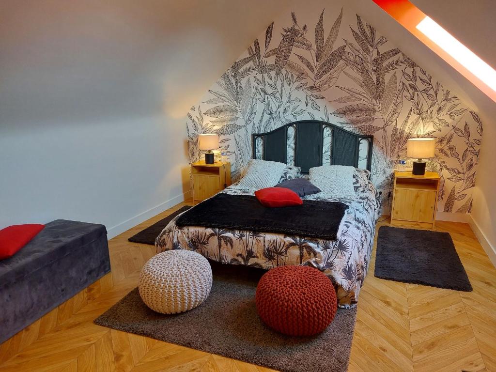 普卢贡韦兰Apartment Chez Cathy by Interhome的一间卧室配有一张带两张矮床的卧室