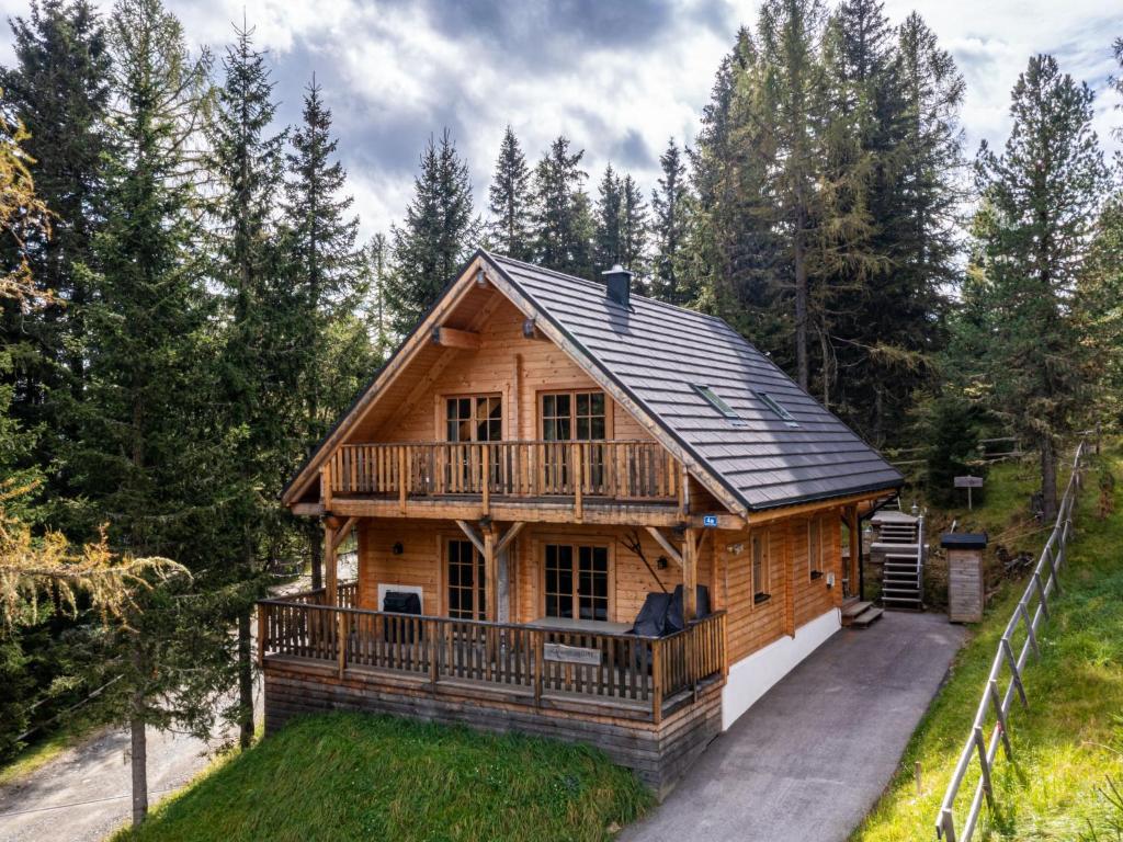 Sirnitz-SonnseiteChalet Schwabenhütte by Interhome的小木屋设有门廊和甲板