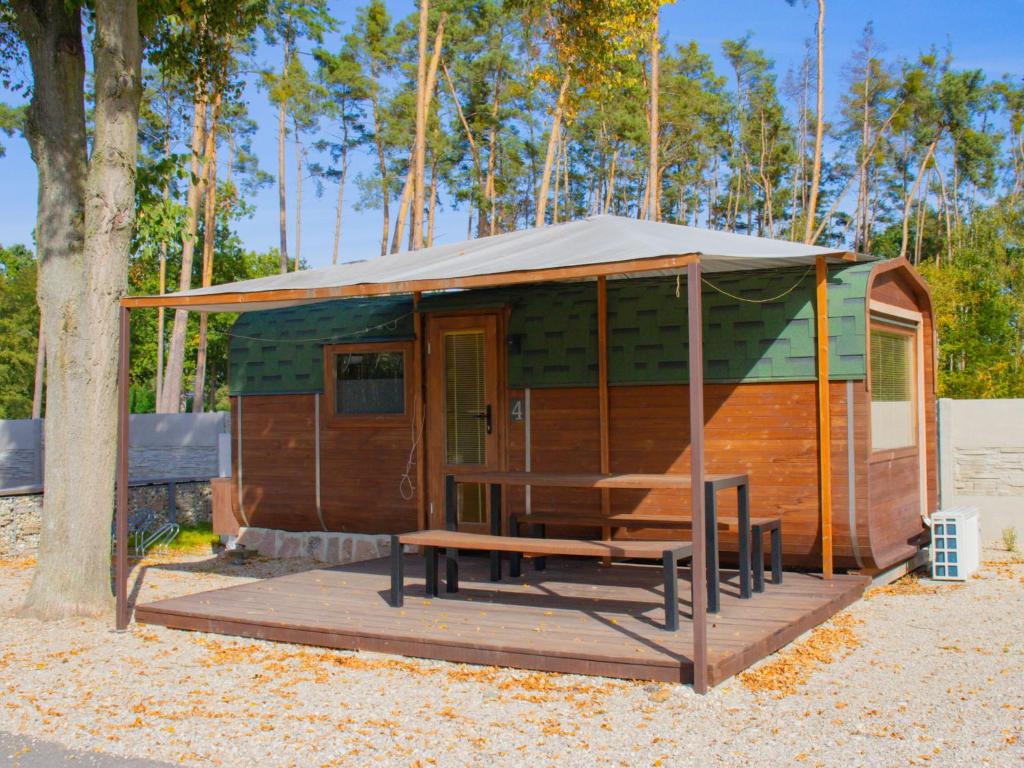 赫拉德茨 - 克拉洛韦Holiday Home Kemp Stříbrný rybník-4 by Interhome的小木屋配有长凳和帐篷