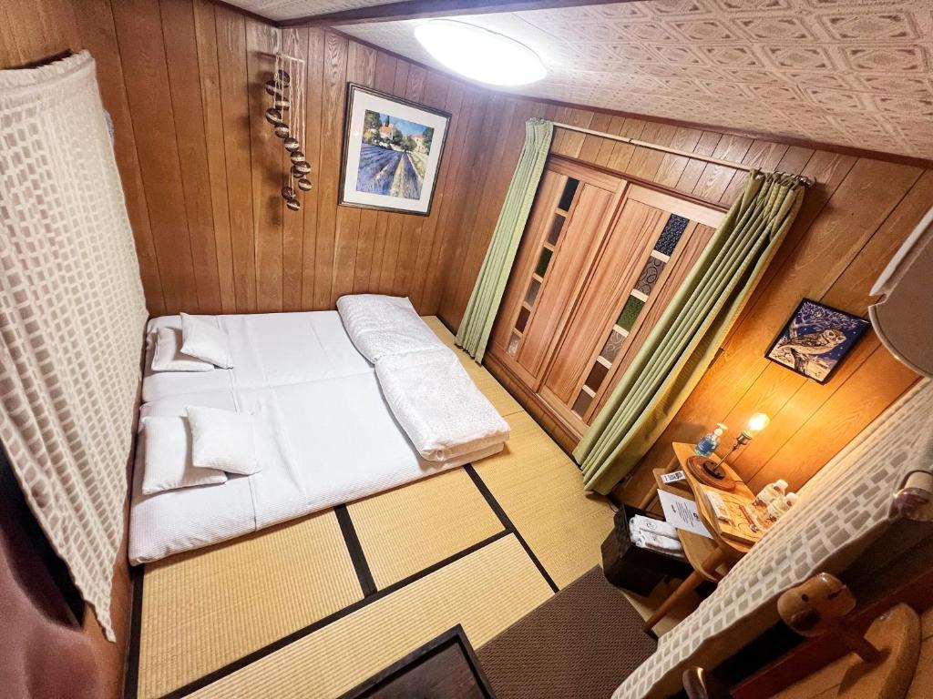 泉佐野比格汉姆之家住宿加早餐旅馆的船上的小卧室的顶部景色