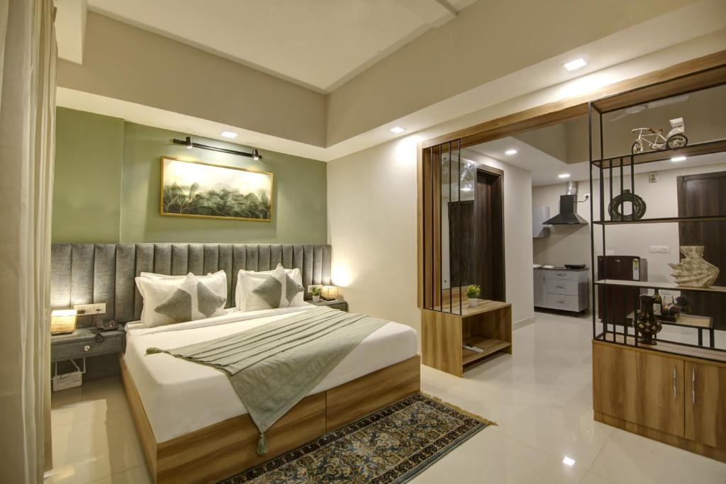 古尔冈Saltstayz Premier Executive Serviced Apartment - Golf Course Extension Road的一间卧室配有一张大床和镜子