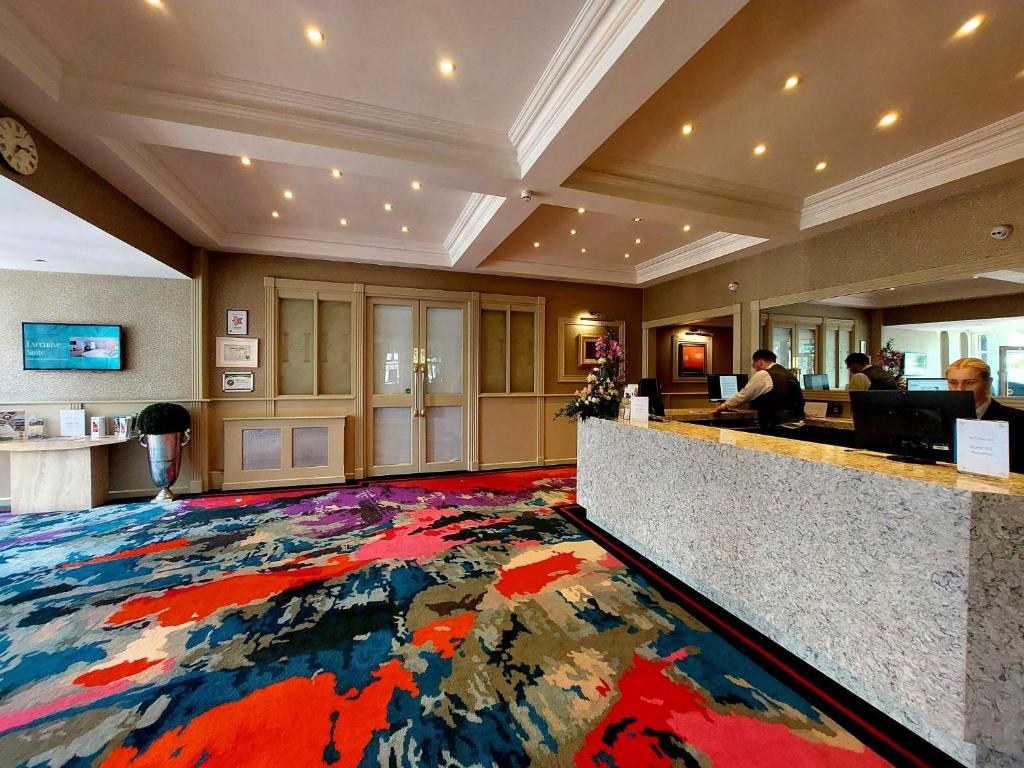 戈尔韦弗兰尼瑞斯酒店的大堂的地板上铺着色彩缤纷的大地毯