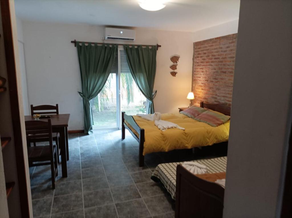 圣安娜La Residenza的一间卧室配有一张床、一张桌子和一个窗户。