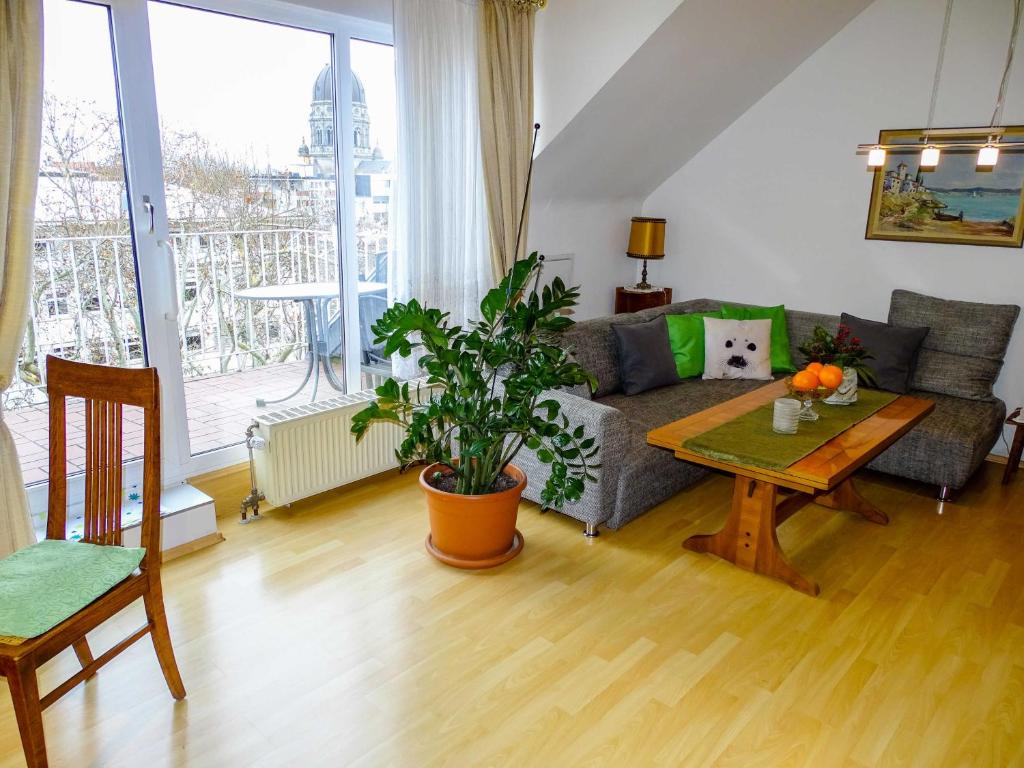 美因茨City-Dachapartment Mainz的客厅配有沙发和桌子