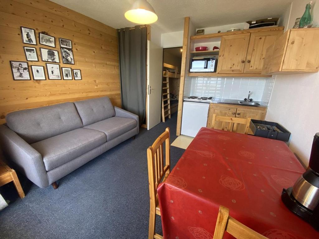 拉普德兹Appartement Huez, 2 pièces, 4 personnes - FR-1-405-138的客厅配有沙发和桌子