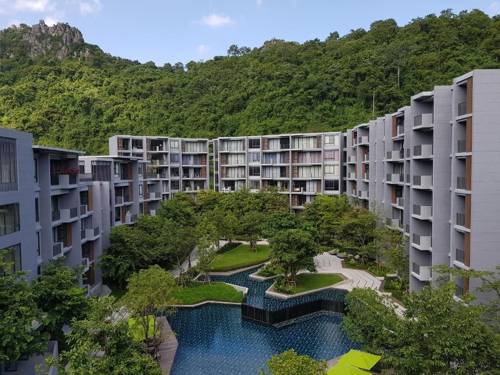 Ban Huai Sok NoiMountain View Suite at The Valley Khaoyai的享有公寓大楼的空中景致和河景