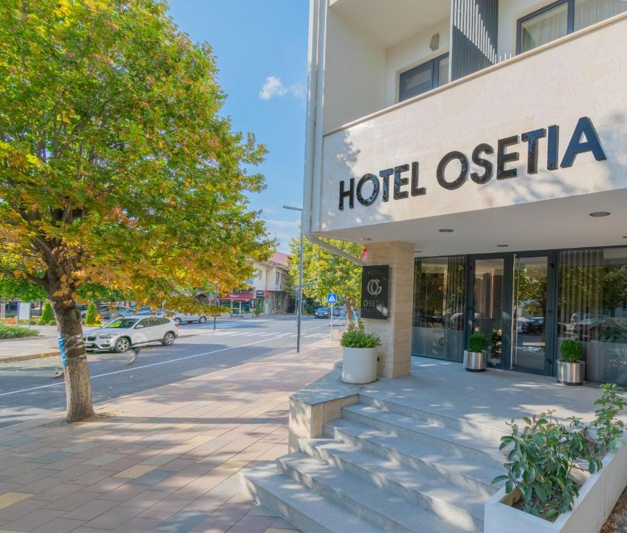 莫姆奇尔格勒Hotel Osetia Garden的大楼一侧的酒店标志