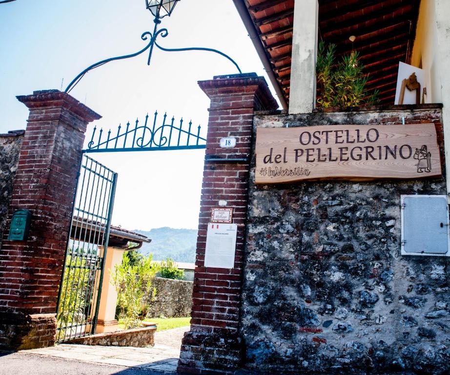 卡麦奥雷Ostello di Camaiore的建筑一侧有门的标志